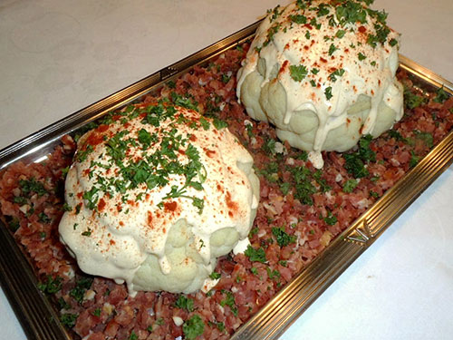 Blumenkohl mit Käsesoße und Schinkenwürfeln